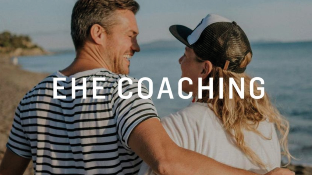 Ehe Coaching am Strand, ein Mann und eine Frau schauen sich liebevoll an.