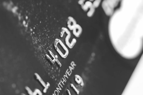 Nahaufnahme eines schwarzen Stoffes mit weißen Texten, die "28" und "Monat/Jahr" zeigen.