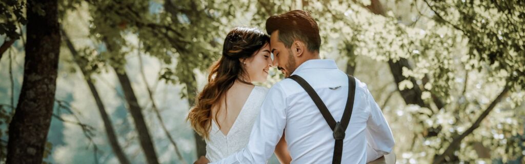 Ein Mann und eine Frau stehen sich mit gesenkten Köpfen gegenüber im Park.