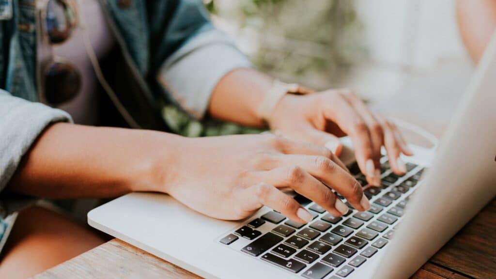 Menschen tippen auf Laptop, Online-Gottesdienst, christliche Gemeinschaft in München, modern interpretierte Kirche, christlicher Zusammenhalt, digitale Kirche, Teilnahme an christlichen Veranstaltungen, Unterstützung im christlichen Glauben, Glaube online, Community München.
