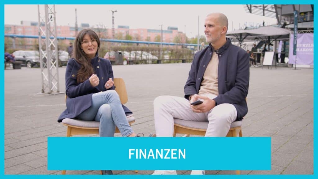Authentische Gespräche über Finanzen im modernen Außenbereich, bei ICF München. Erfahrene Finanzberater unterstützen bei Geldfragen und Vermögensaufbau.