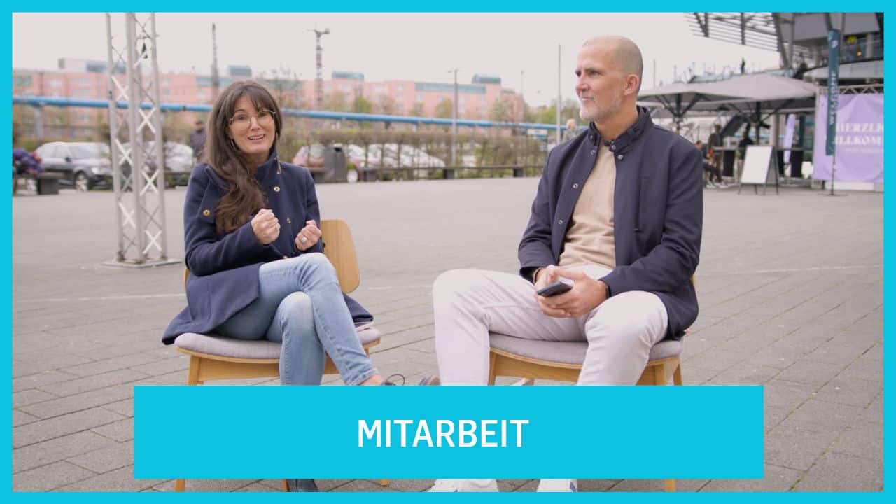 Zwei Personen im Gespräch im Freien, beim ICF München, erleben Gemeinschaft und Mitarbeit in einem modernen Gottesdienst- und Meet-Up- Umfeld.