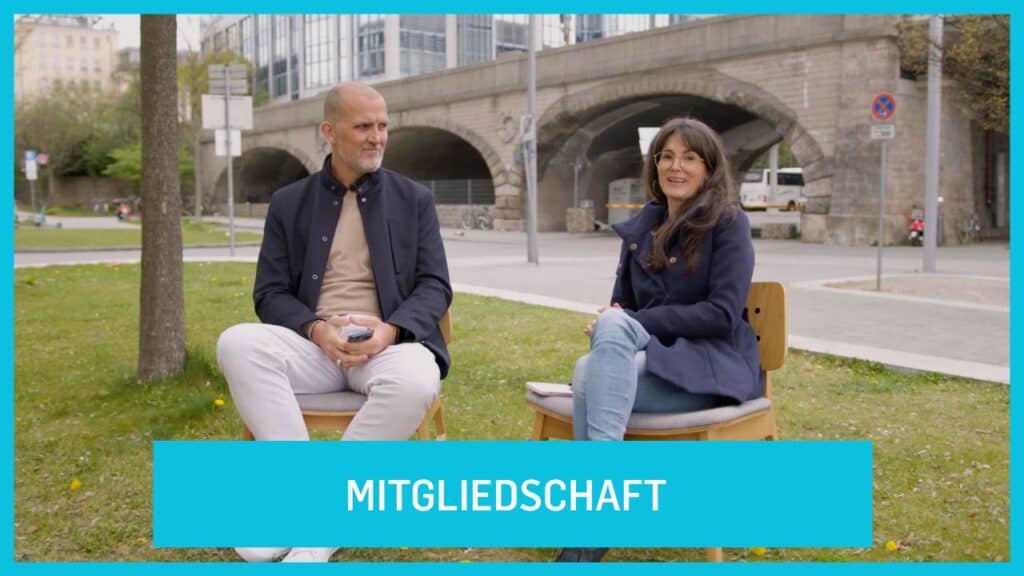Gespräch im Freien über Mitgliedschaft bei ICF München, modern und einladend.