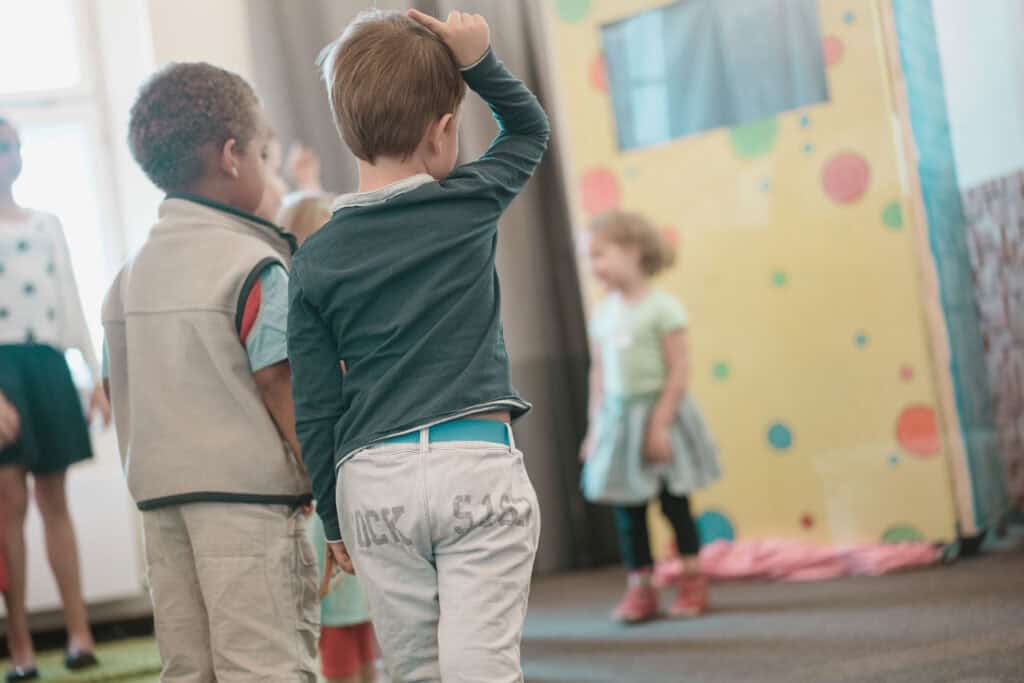 Kinder im Kindergottesdienst in München, spielen und lernen gemeinsam in einer bunten, kindgerechten Kirche.