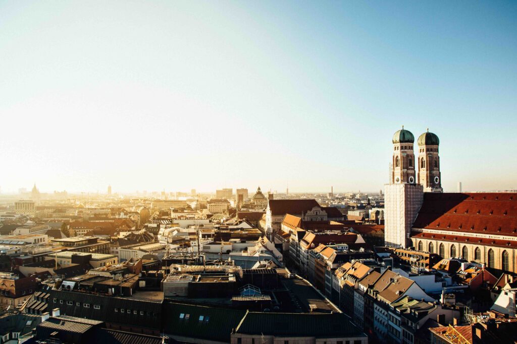 Blick auf eine Stadt mit einem Doppel-Turm-Kirchgebäude im Vordergrund.
