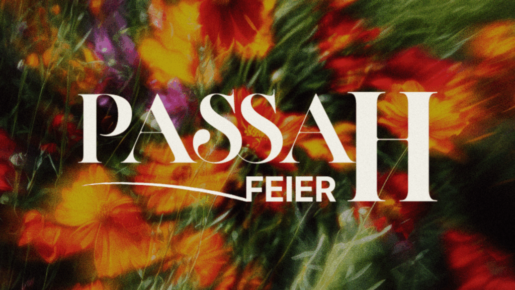 Bunte Blumen mit überlagertem Text "PASSAH FEIER".