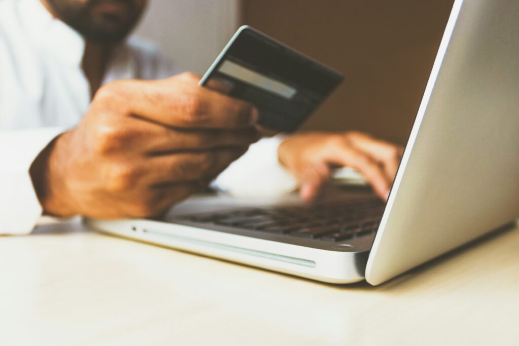 Online-Spende tätigen auf der ICF Church Website, moderne digitale Zahlungsmethode, Kirchenmitglieder engagieren sich für soziale Projekte, bequem per Kreditkarte oder PayPal, Unterstützung der Gemeinschaft.