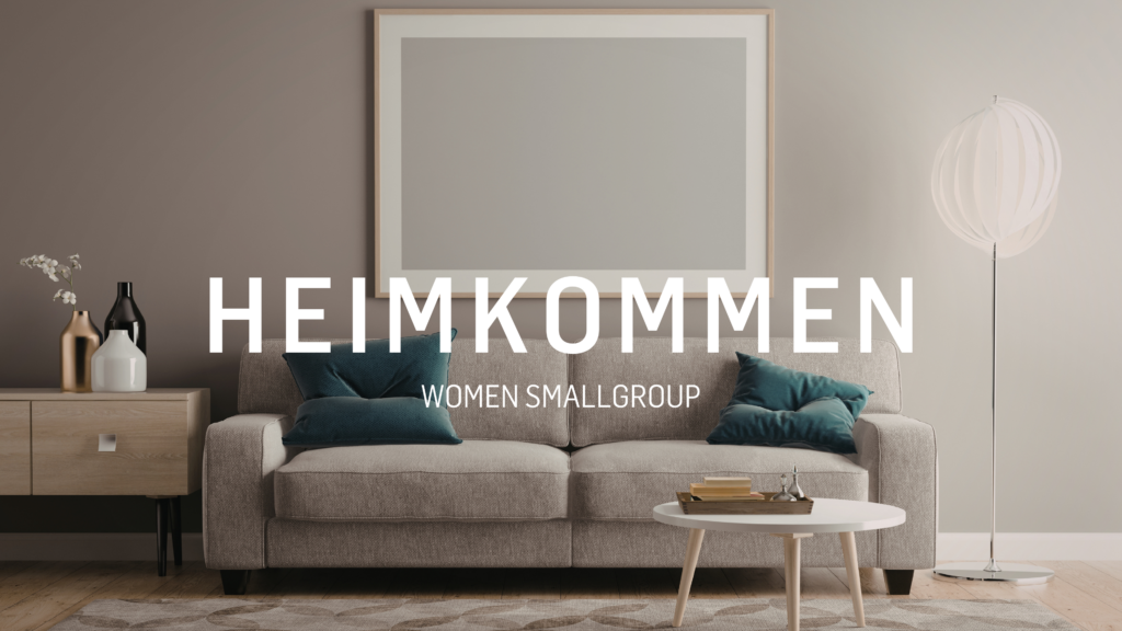 Wohnzimmer mit sofa, kissen, tisch, lampen und dekoelementen.