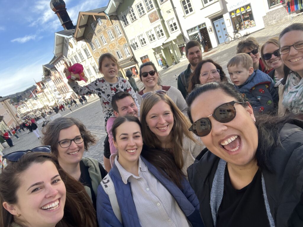 Ein Gruppe von Menschen, die auf einer Straße in der Stadt fotografiert werden.
