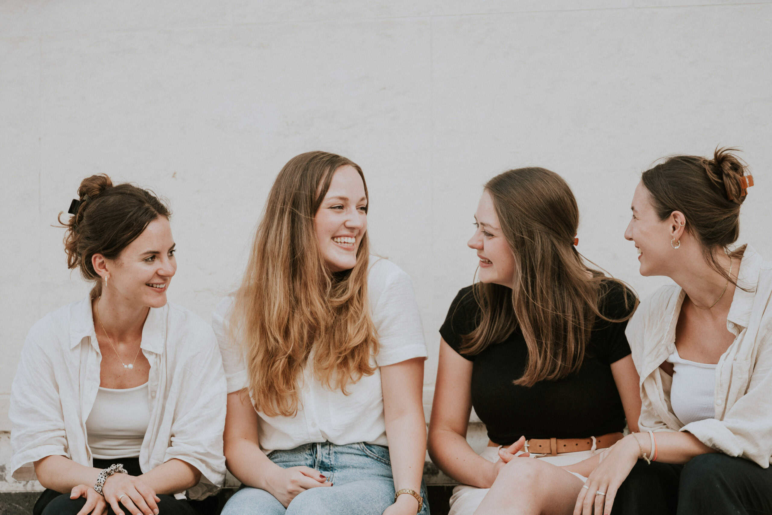 Fröhliche Frauen beim Gemeinschaftstreffen, lachen und sprechen, symbolisiert Verbundenheit und Gemeinschaft bei ICF, Fokus auf soziale Aktivitäten und freundschaftliche Beziehungen.