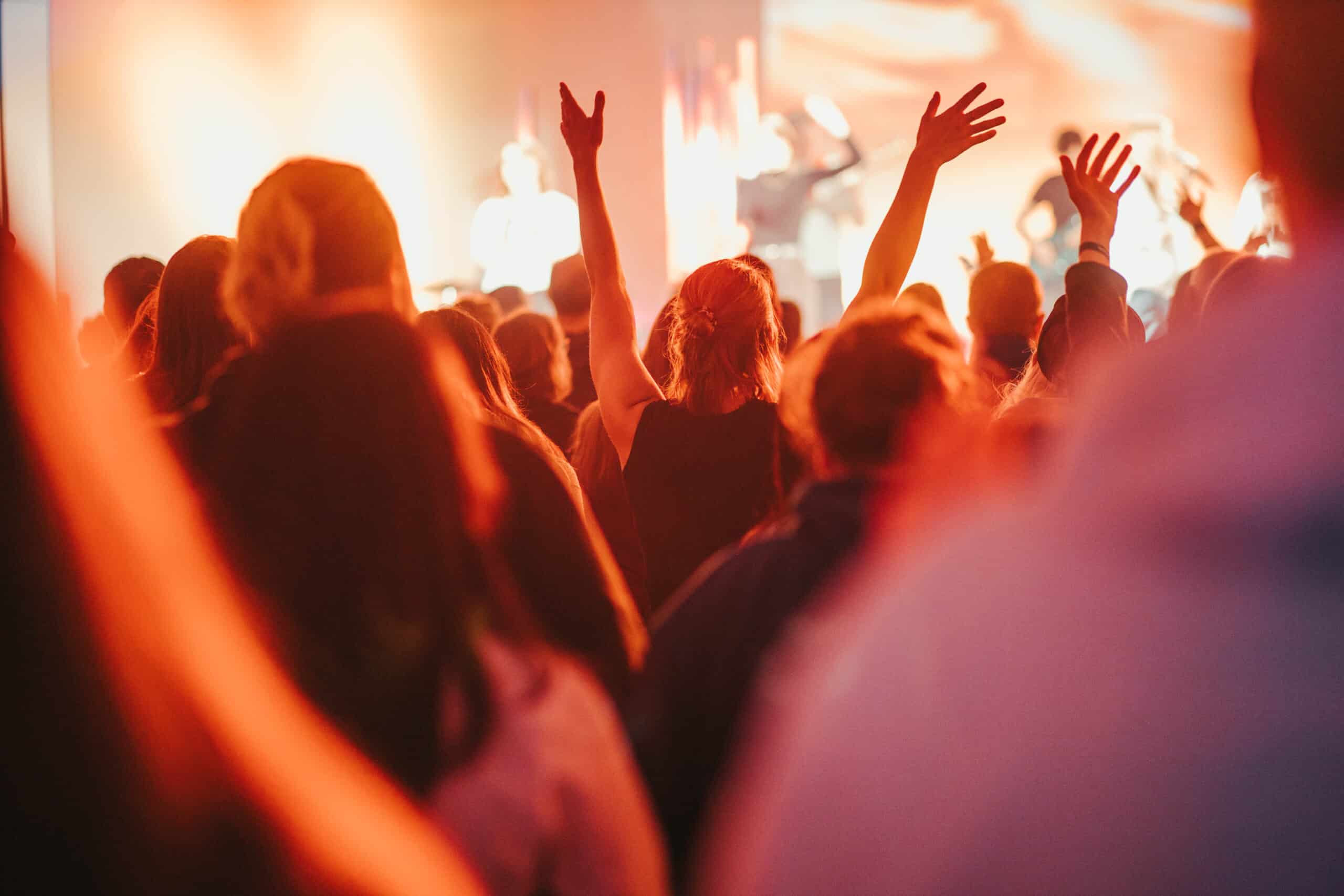 Lebensfreude in der Kirche – lebendiger Gottesdienst mit inspirierender Musik und Gemeinschaftsgefühl bei ICF.