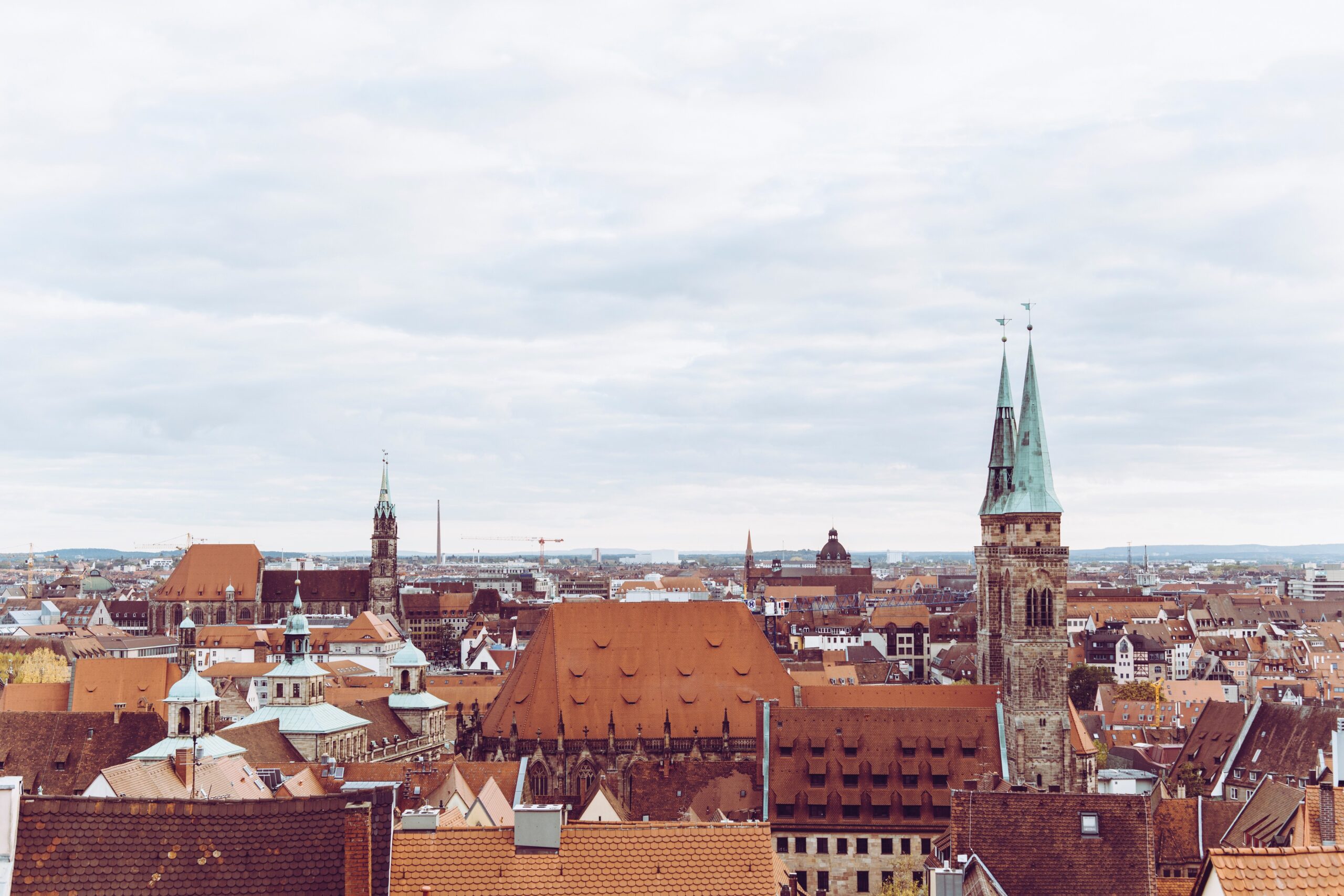 Nürnberg Stadtansicht mit bekannten Kirchen und Türmen, ideale Kulisse für Tourismus, Architektur und Geschichte. Bekannt für ihre mittelalterliche Architektur und lebendige Stadtentwicklung im Herzen Bayerns.