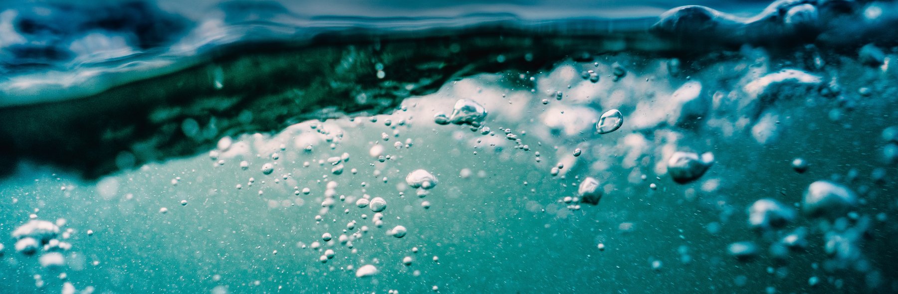 Tauchen im Wasser, erfrischend und abenteuerlich, perfekt für Wassersportliebhaber. Entdecken Sie die Schönheit der Unterwasserwelt und erleben Sie unvergessliche Momente beim Tauchen.