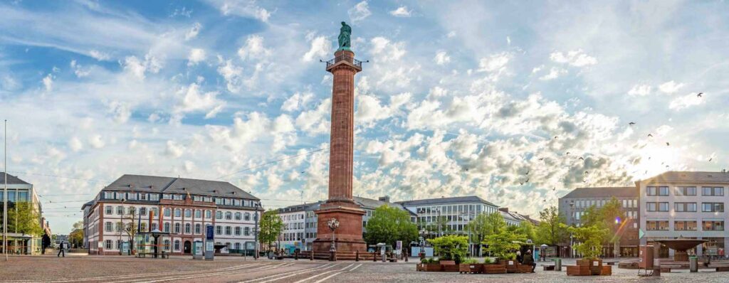 Modernes Kirchenzentrum in Frankfurt mit Stadtplatz.