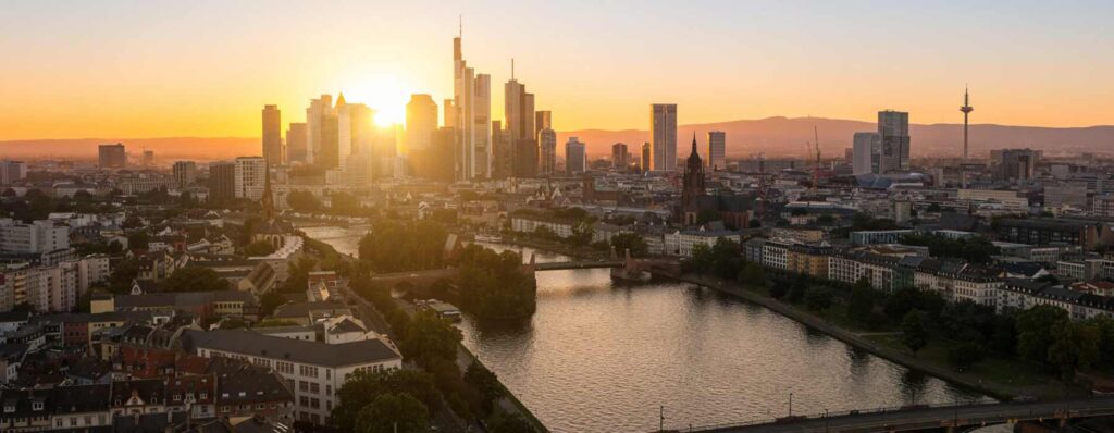 Hochwertige Aufnahme der Rhein-Main Region mit Skyline, Fluss und modernen Gebäuden, ideal für Kirche, Gemeinde, christliche Veranstaltungen in Frankfurt.
