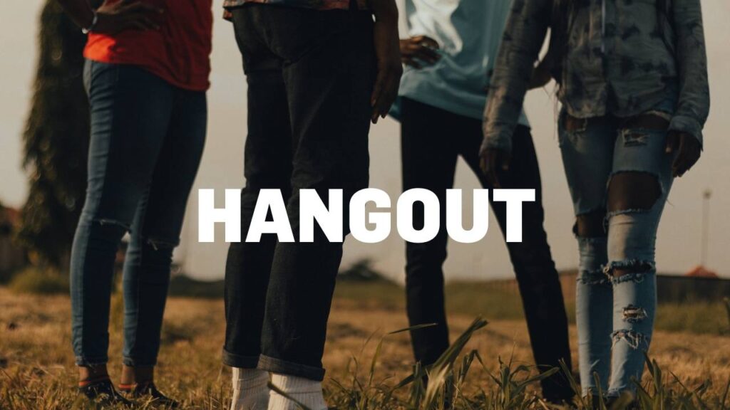 Gruppe junger Menschen beim Outdoor-Hangout in der Natur, die Gemeinschaft und Freundschaft bei ICF Rhein-Main feiern.