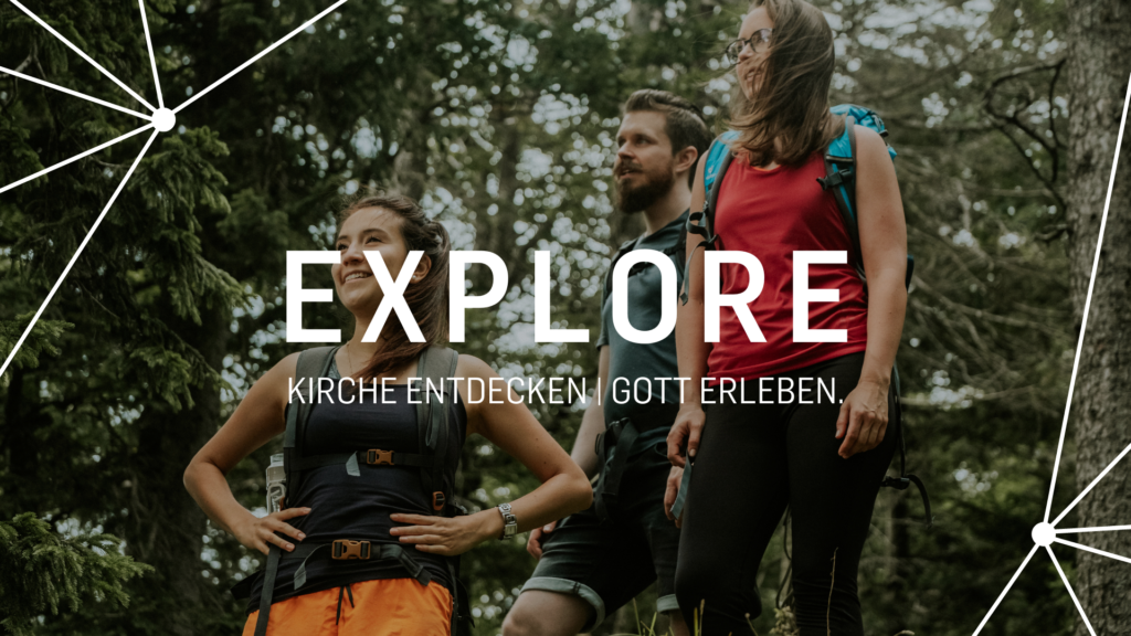 Drei junge Menschen mit Rucksäcken beim Wandern im Wald.