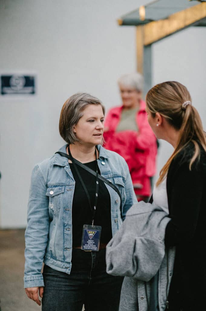 Innenraum der ICF Kirche Schaffhausen, junge Frauen im Gespräch bei einer kirchlichen Veranstaltung, Gemeinschaft, Glaube und spirituelle Gemeinschaft in der Kirche.