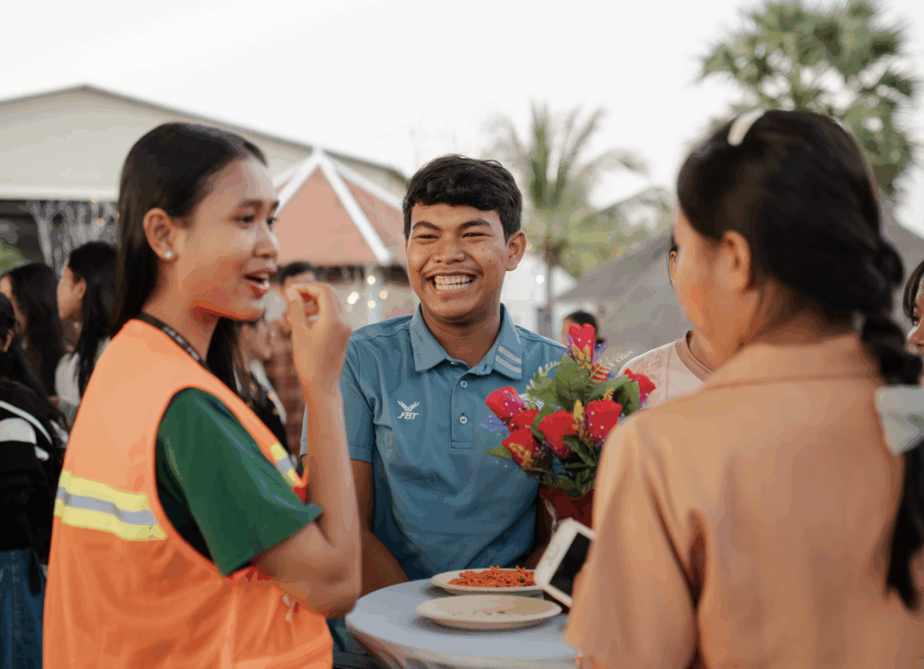 Menschen bei ICF Siem Reap im Gespräch, lachen und teilen Freude, symbolisieren Gemeinschaft und Glauben in Kambodscha.