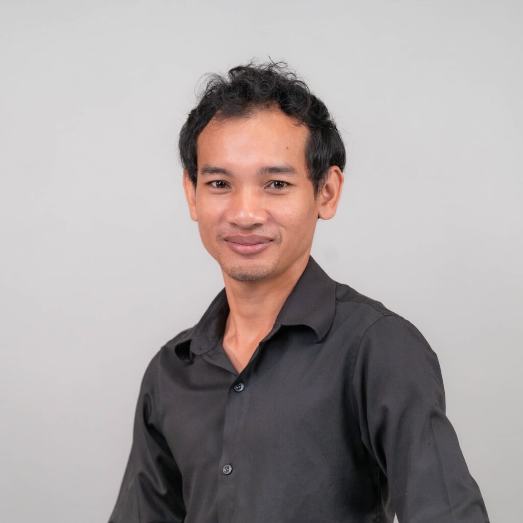 Mann in schwarzem Hemd bei ICF Siemreap, lächelnd, vor neutralem Hintergrund, repräsentiert die Gemeinde und den Glauben in Kambodscha.