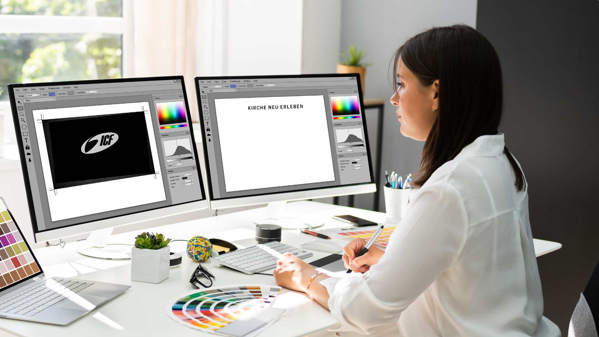 Frau arbeitet an einem Grafikdesign-Projekt auf zwei Computerbildschirmen, umgeben von Farbpaletten und Design-Tools, in einem modernen Büro.