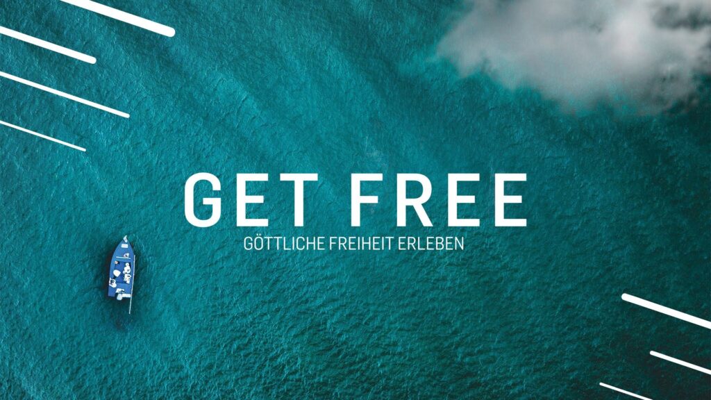 Alt Text: Blick von oben auf einen Ozean mit einem blauen Segelboot, Wasser in Türkis, Wolken am Himmel, Symbol für göttliche Freiheit und spirituelle Reise.
