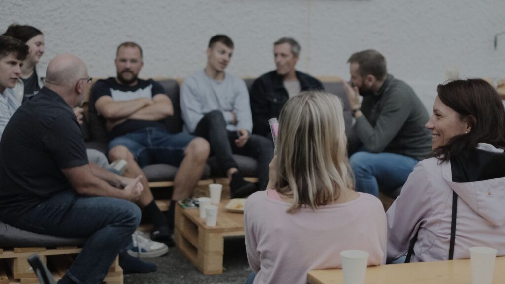Menschen in Diskussion bei ICF Thun, Gemeinschaft & Austausch, christliche Versammlung, spirituelle Treffen, moderne Kirche Schweiz, soziale Veranstaltungen, christliche Gemeinschaft, offene Gesprächsrunden.