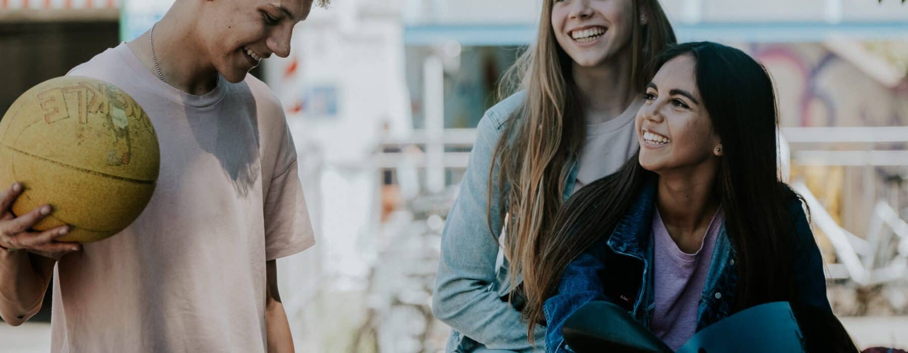 Jugendliche beim Freizeitaktivität im Freien, lachend und im Gespräch, bei einer Gemeinschaftsveranstaltung von ICF Wetzlar.
