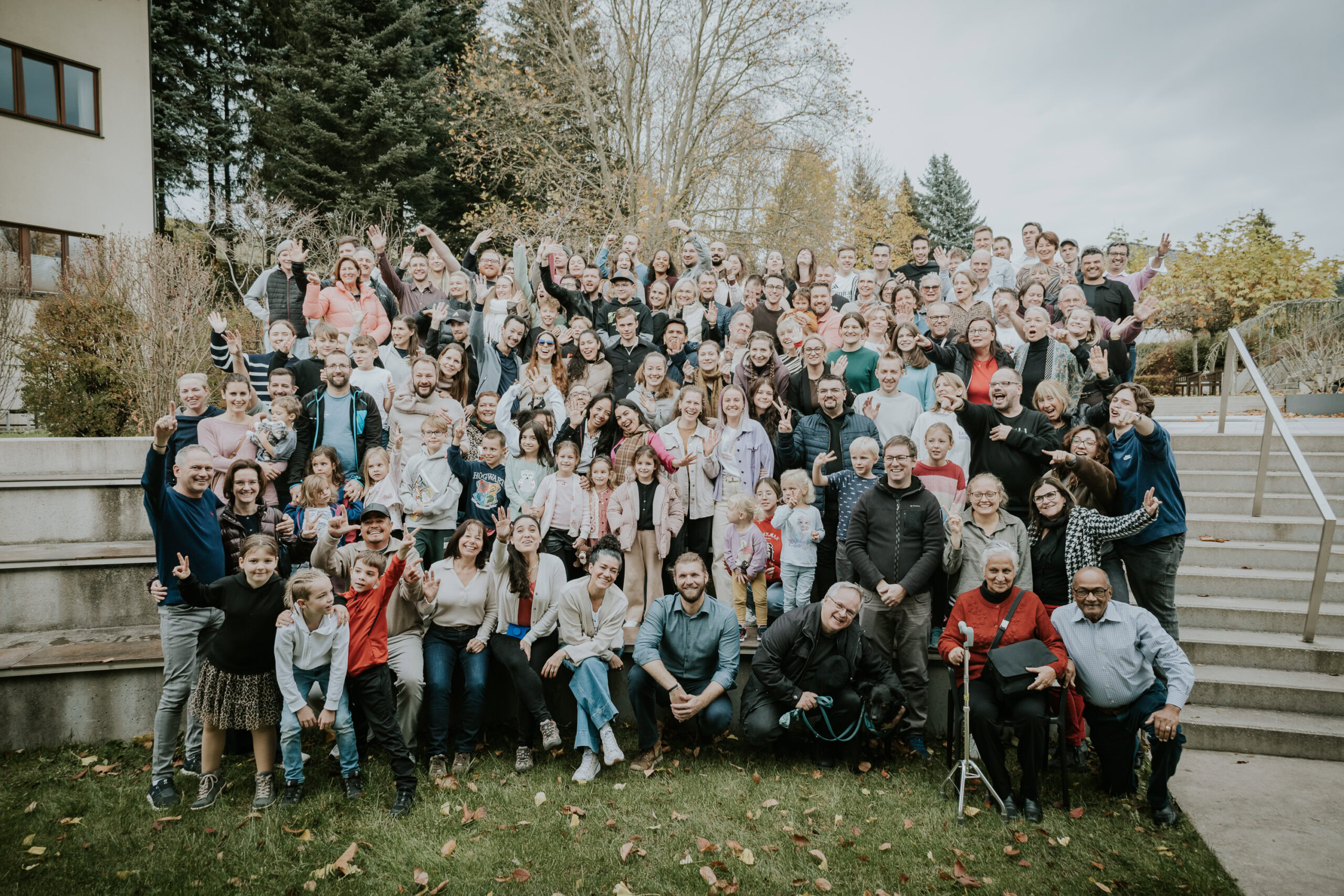 Große Gruppe von Menschen auf einer Treppe im Freien.