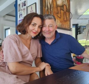 Ein Mann und eine Frau sitzen zusammen an einem Tisch im Restaurant.