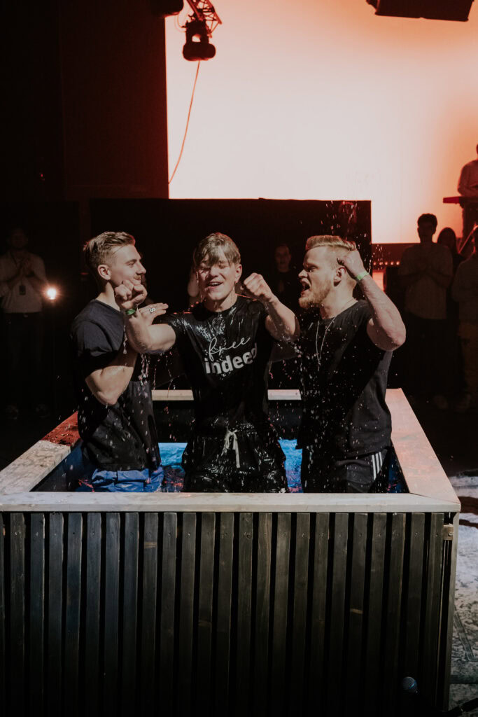 Feierliche Taufe mit jungen Christen bei ICF XY in Basel, Wasserbaptismus als Teil des christlichen Glaubens, inspirierende Veranstaltung mit Gemeinschaftsgeist.