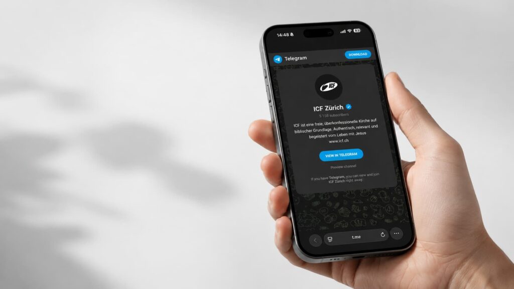 Hand hält smartphone mit Telegram-Chat von ICF Zürich auf dem Bildschirm.