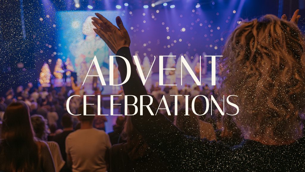 Menschen feiern Advent mit Lichtern und Musik auf einer Bühne.