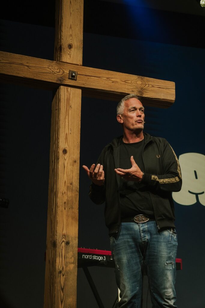 Inspirierende christliche Predigt im ICF Bern mit Hingabe und Überzeugung, Fokus auf Glauben und Hoffnung im christlichen Glauben, moderner Gottesdienst.