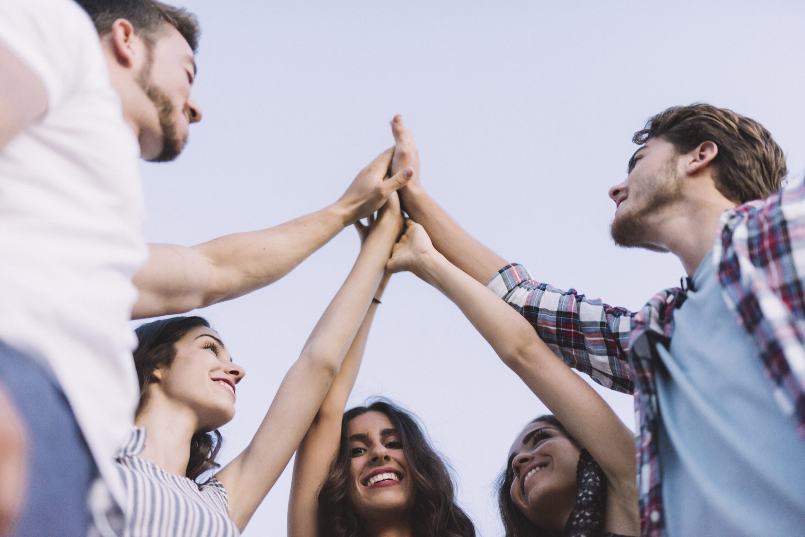 Freunde treffen sich bei ICF Bern, um Gemeinschaft und Glauben zu erleben, inspiriert von moderner christlicher Offenheit in einer einladenden Atmosphäre.