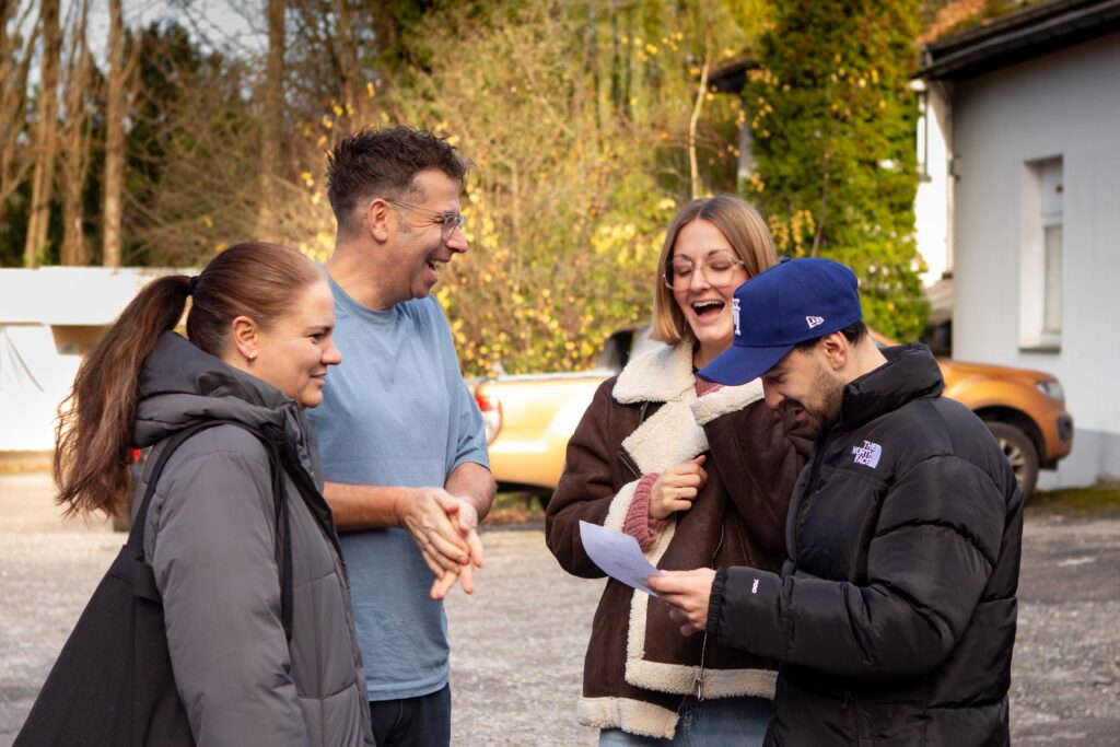 Fröhliche Menschen beim ICF Essen, die gemeinsam lachen und die Gemeinschaft genießen. Perfekt für Events, Kirchenaktivitäten und soziale Treffen in NRW.