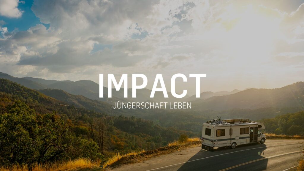 Wohnmobil fährt auf einer kurvigen Straße durch eine bergige Landschaft mit Bäumen und Wolken am Him.
