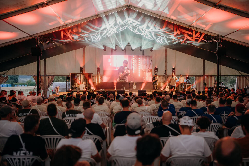 Große Menschenmenge bei einer Veranstaltung im Zelt mit Bühne, Musik und Publikum, bei ICF Schwarzwald Bodensee.