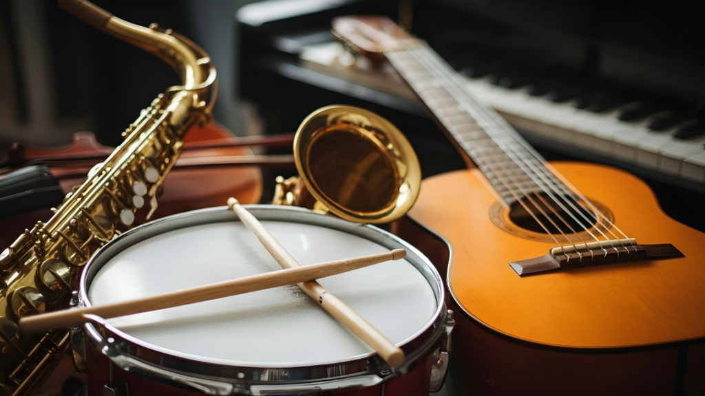 Verschiedene Musikinstrumente auf einem Tisch, darunter Gitarre, Saxophon, Trommel und Klavier.