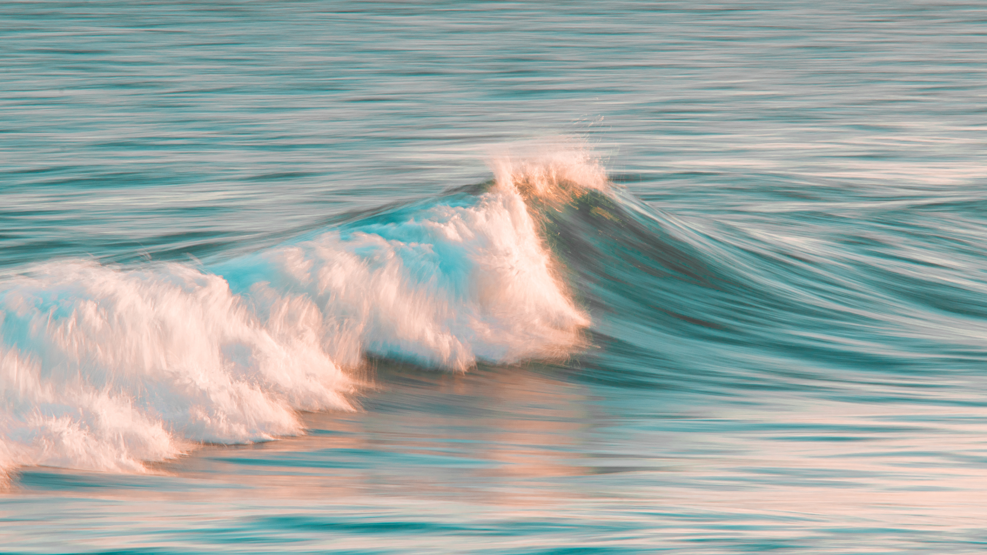 Welle im Meer mit sanften Wellen und Wasser in Pastellfarben.