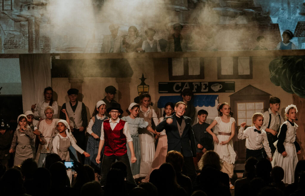 Schauspieler auf Bühne bei einer Theateraufführung im Theater mit Rauch.