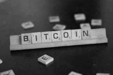 Scrabble-Steine mit Wort Bitcoin