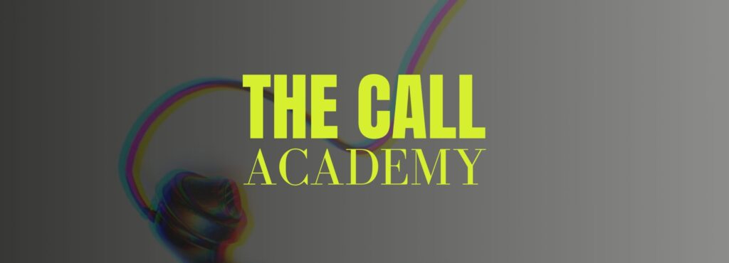 Logo mit dem Text 'The Call Academy' in gelber Schrift auf grauem Hintergrund.